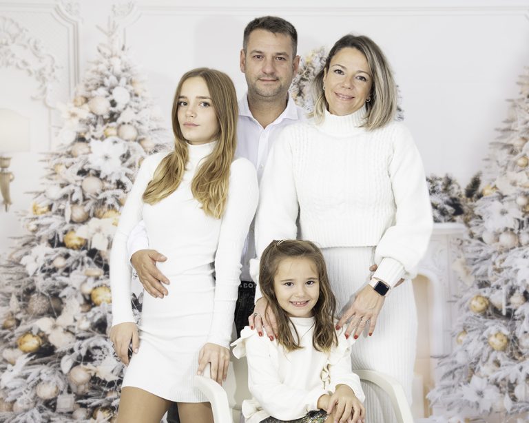 sesion-fotos-navidad-madrid-alcorcon-familia-hermanos-hermanas-boadilla-pozuelo-aravaca-villaviciosa-mostoles-fuenlabrada-leganes-getafe-rozas-majadahonda-postales-postal-tarjeta