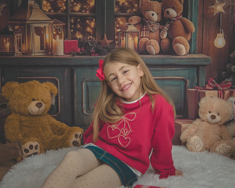 Niños en su reportaje de Navidad atemporal en estudio.