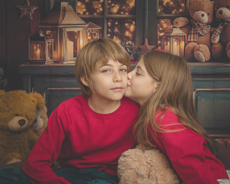 Hermanos en sus fotos de Navidad en Alcorcón.