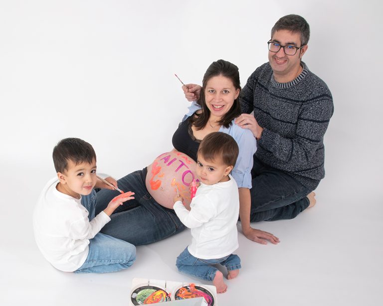 fotografia-embarazo-familia-madrid-pintura-pintar-pintando-divertida