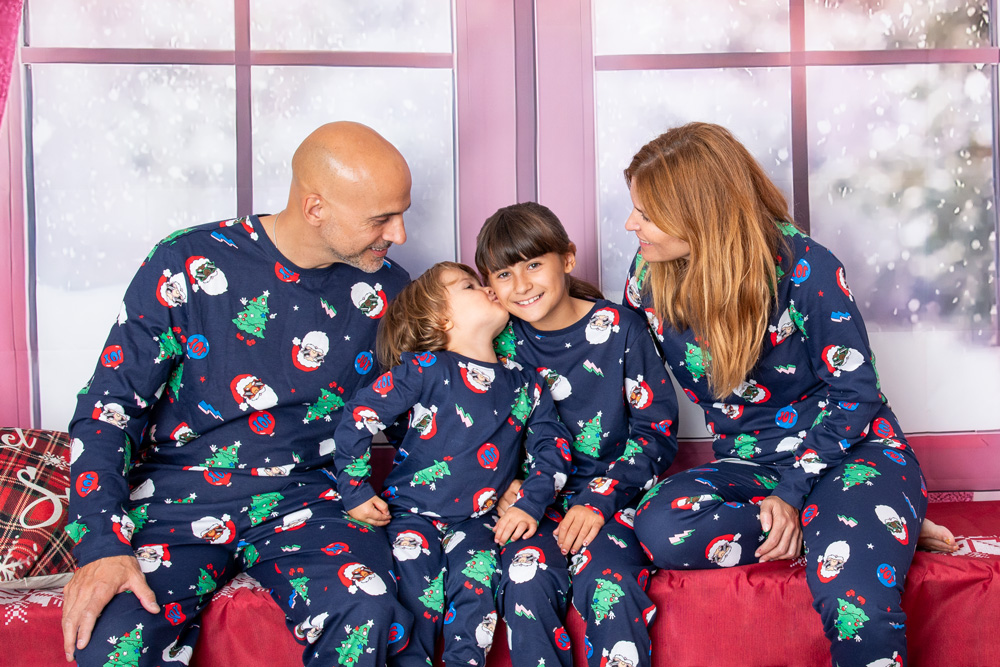 Retrato familiar en sus fotos de Navidad en estudio en Alcorcón, cerca de Villaviciosa y Móstoles.